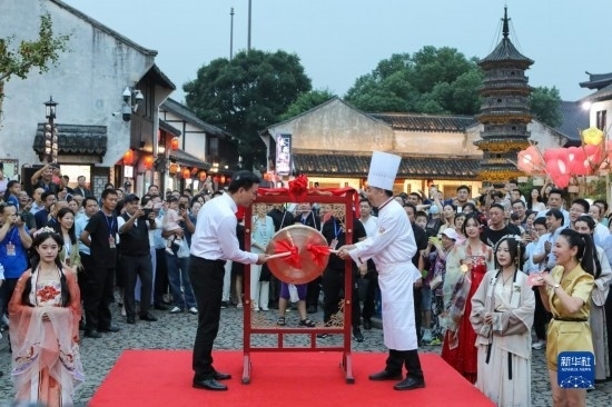 9月27日拍攝的2023年南翔國潮大會暨第十七屆上海南翔小籠文化展開幕儀式現(xiàn)場。