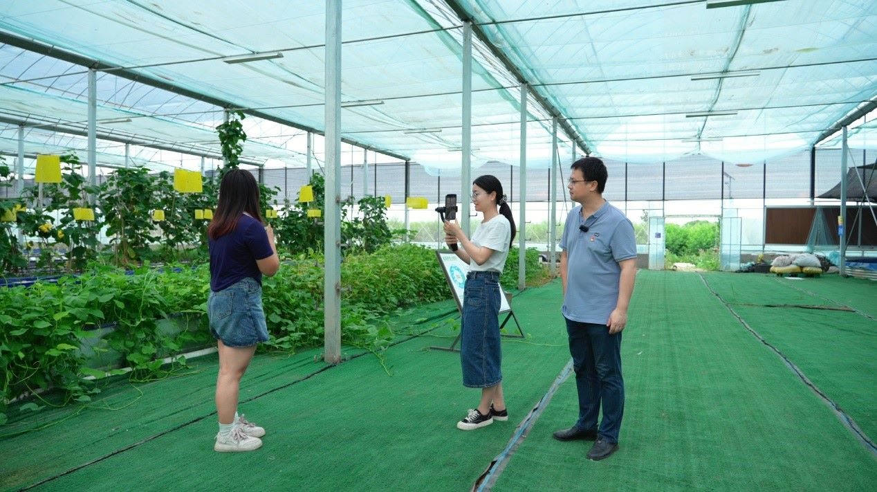 學(xué)生們正在現(xiàn)場直播。受訪單位供圖