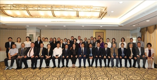 參會(huì)嘉賓合影留念。主辦方供圖