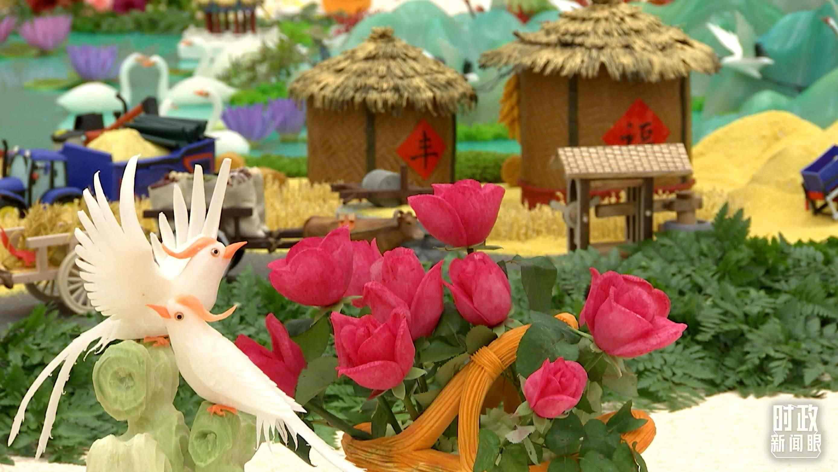 △宴會(huì)廳內(nèi)，節(jié)日氛圍濃郁。