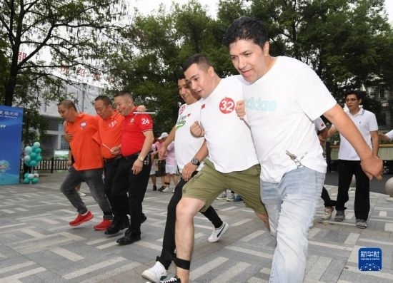 9月28日，在柯橋柯亭社區(qū)，各民族居民參加趣味運(yùn)動(dòng)會(huì)。