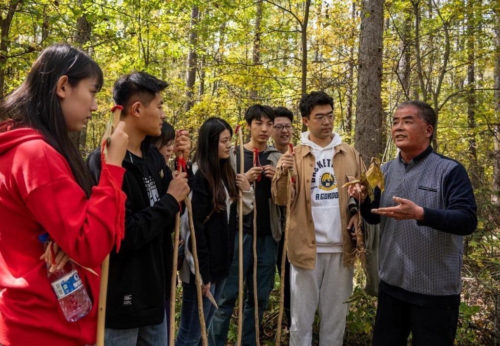 魏本勝為清華大學同學介紹長白山人參文化。嚴磊攝