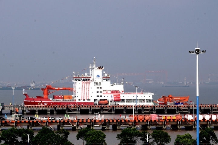 9月27日，“雪龍2”號極地科考破冰船停泊在中國極地考察國內(nèi)基地碼頭。當日，由自然資源部組織的中國第13次北冰洋科學考察隊乘“雪龍2”號極地科考破冰船返回上海，標志著中國第13次北冰洋科學考察任務(wù)圓滿完成。新華社記者 張建松 攝