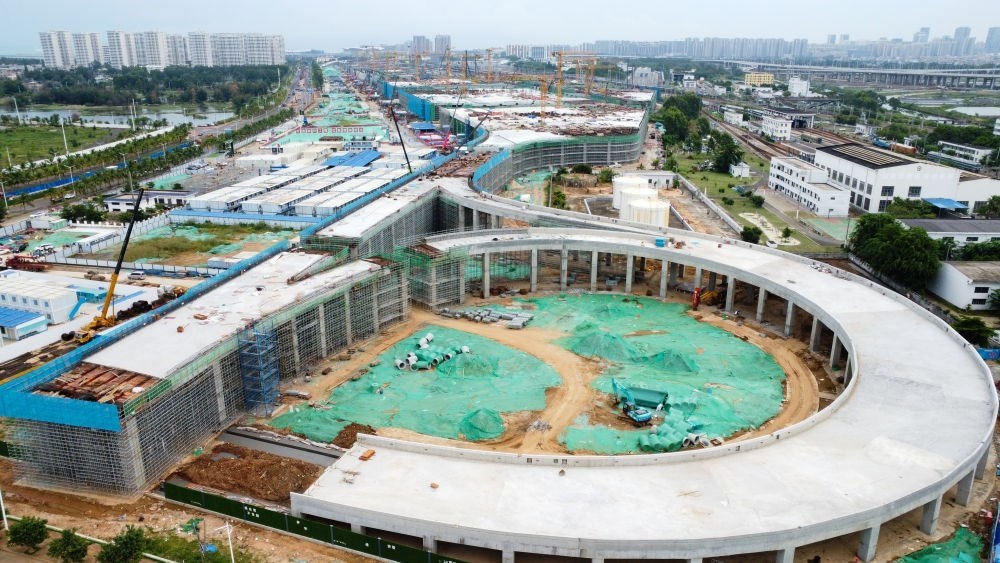 9月9日拍攝的海口新海港和南港“二線口岸”（貨運）集中查驗場所建設(shè)項目（無人機照片）。該項目是海南自貿(mào)港封關(guān)運作重點項目。新華社記者 楊冠宇 攝