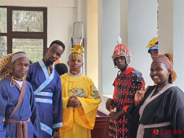 28日，肯尼亞內(nèi)羅畢大學(xué)孔子學(xué)院舉行“詩劇頌中秋，中肯共月明”中秋慶典，情景劇《嫦娥奔月》部分演員合影。人民網(wǎng)記者 黃煒鑫攝