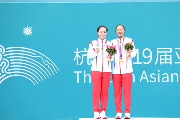 9月29日，鄭欽文(右)和朱琳在頒獎(jiǎng)儀式上合影。當(dāng)日，在杭州亞運(yùn)會(huì)網(wǎng)球女子單打決賽中，中國(guó)代表團(tuán)選手鄭欽文2:0戰(zhàn)勝隊(duì)友朱琳奪得冠軍。人民網(wǎng)記者 李乃妍攝