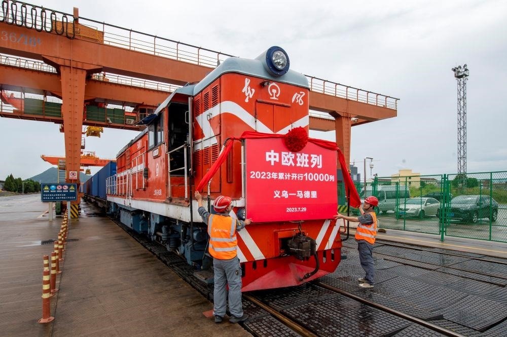 △2023年7月29日，滿載110個(gè)標(biāo)箱出口貨物的X8020次中歐班列從浙江義烏西站準(zhǔn)備啟程。
