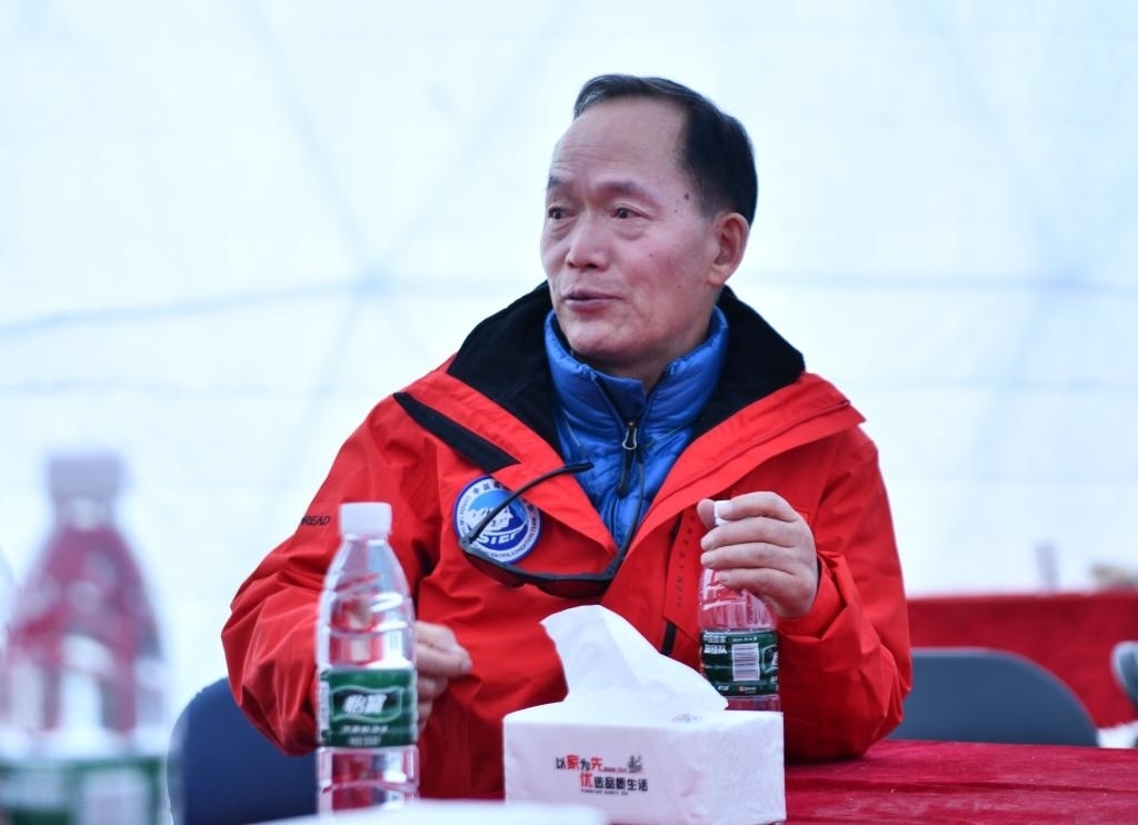 中國科學(xué)院院士、第二次青藏科考隊隊長姚檀棟在卓奧友峰登山大本營（9月29日攝）。新華社記者晉美多吉 攝