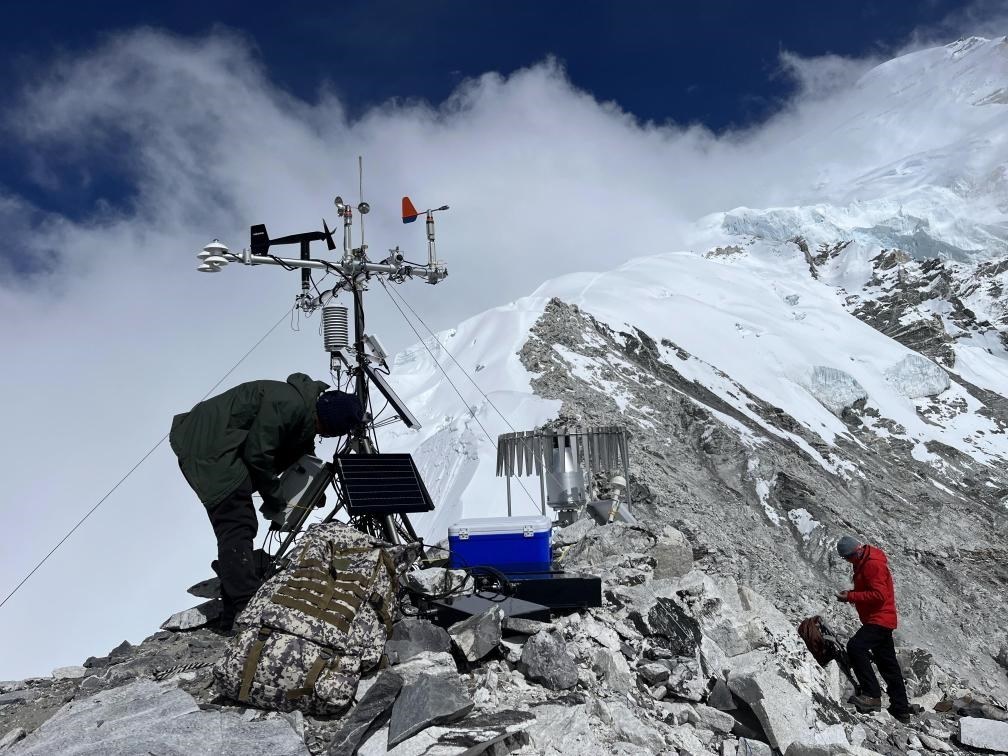 科考隊員在海拔6450米架設(shè)自動氣象站（9月25日攝）。（圖片由第二次青藏科考隊科考隊員提供）