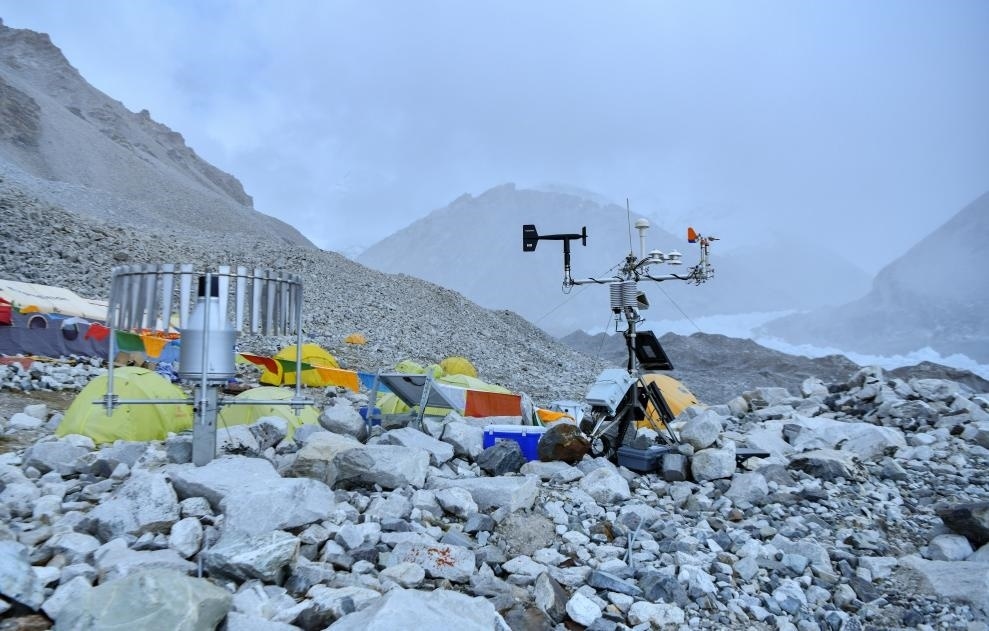 位于海拔5700米卓奧友峰前進營地的自動氣象站（9月29日攝）。新華社記者晉美多吉 攝