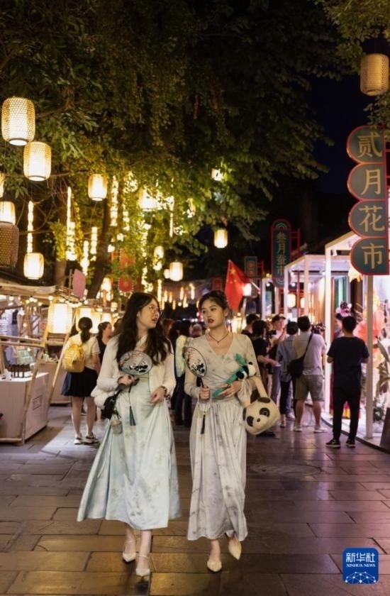 在成都寬窄巷子，兩位來自安徽的游客在新“十二月市”街區(qū)游覽（9月29日攝）。