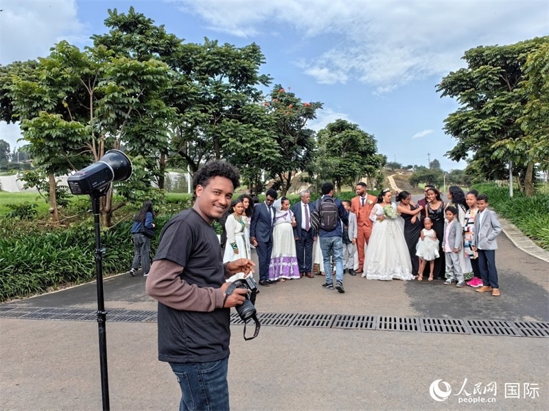 一對(duì)新人和親友在亞的斯亞貝巴友誼廣場合影。人民網(wǎng)記者 陳星星攝