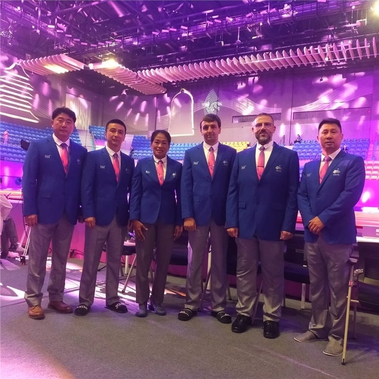 詹多斯·基亞諾夫與各國裁判員合影（左二）。 受訪者供圖