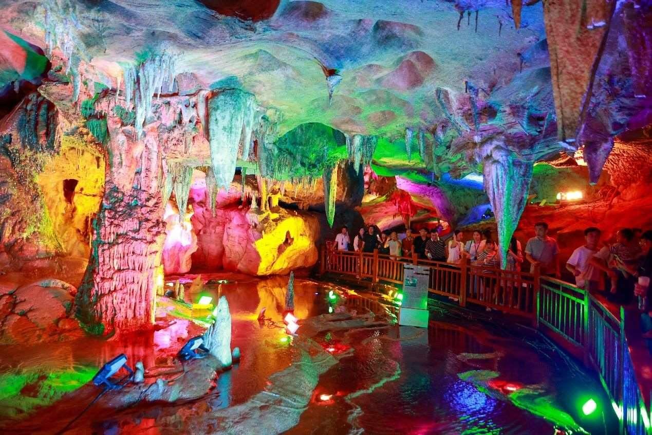 國慶假期期間，江西萬年神農(nóng)宮景區(qū)游人如織。受訪者供圖