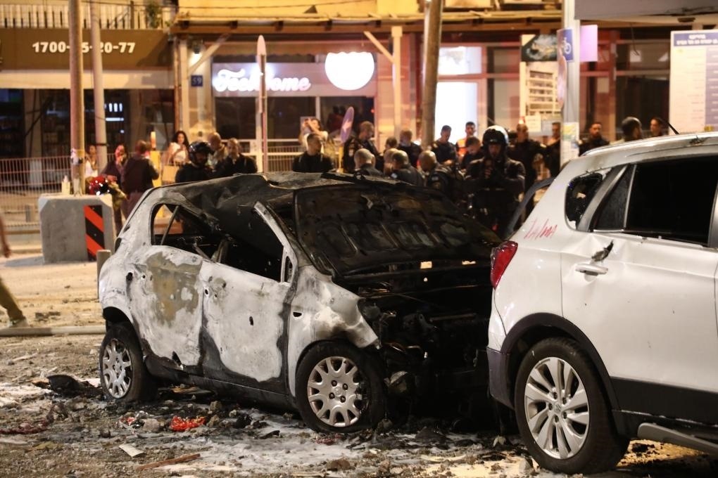 這是10月7日在以色列特拉維夫拍攝的遭火箭彈破壞的車輛。新華社發(fā)