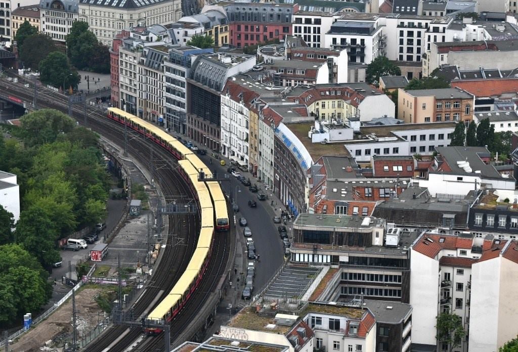 5月23日，列車在德國柏林市區(qū)行駛。新華社記者任鵬飛攝