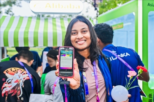 亞運(yùn)村運(yùn)動(dòng)員正在展示個(gè)人的低碳賬戶。 受訪者供圖