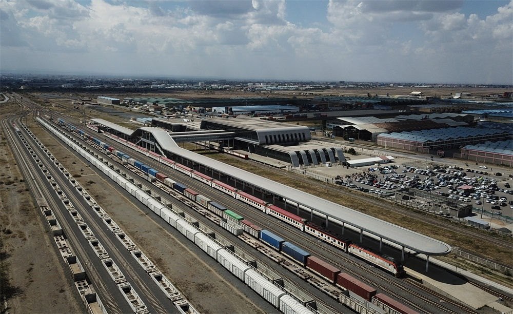 這是在肯尼亞首都內(nèi)羅畢拍攝的蒙內(nèi)鐵路內(nèi)羅畢站（9月20日攝，無人機照片）。新華社記者 韓旭 攝