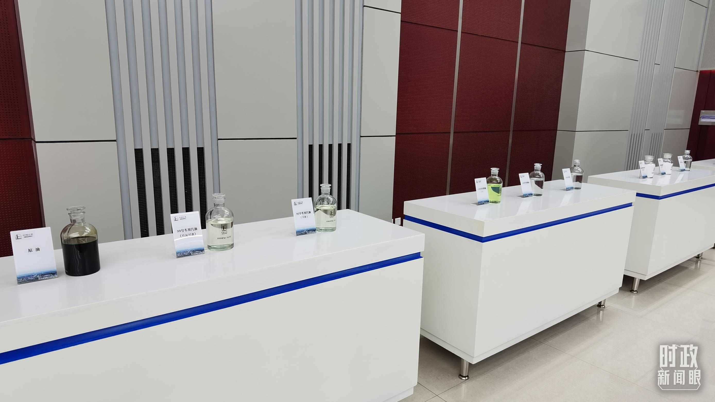 △中國(guó)石化九江分公司生產(chǎn)的產(chǎn)品展示。（總臺(tái)央視記者郭鴻拍攝）