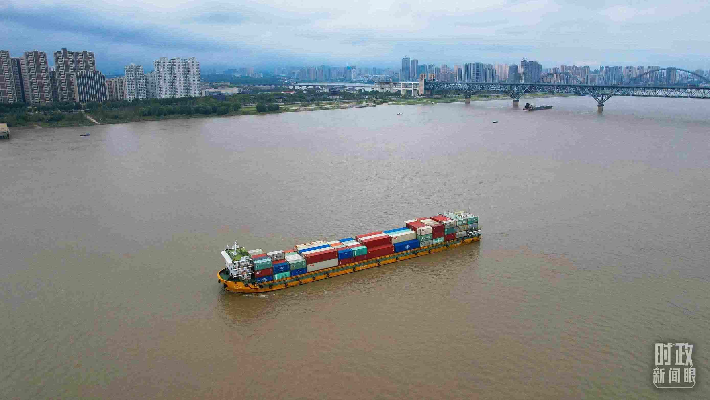 △長(zhǎng)江九江段。（總臺(tái)央視記者范凱拍攝）