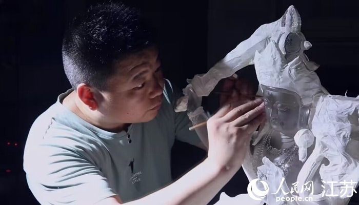 正在精雕細琢的東海水晶。 人民網 范堯攝