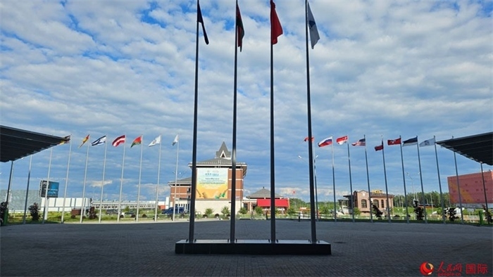 中白工業(yè)園內(nèi)，多國國旗飄揚。園區(qū)已有來自16個國家和地區(qū)的企業(yè)入駐。人民網(wǎng)記者 朱虹攝