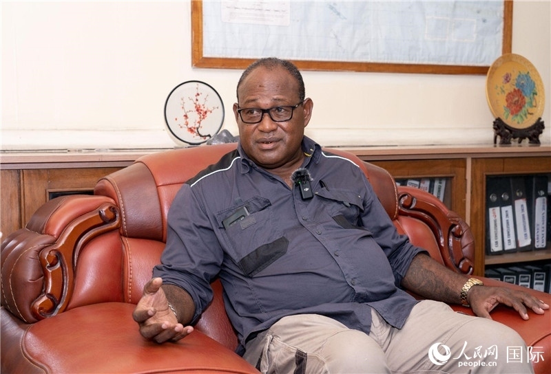 2023年9月13日，所羅門群島副總理兼基礎(chǔ)設(shè)施和發(fā)展部長(zhǎng)梅納西·梅蘭加在首都霍尼亞拉接受人民網(wǎng)記者專訪。人民網(wǎng) 賀吉攝