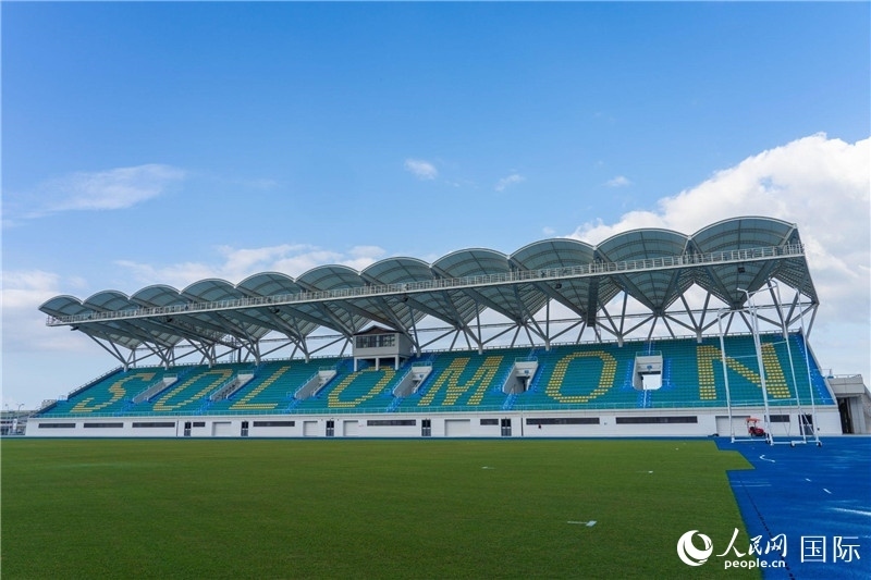 2023年9月12日，位于所羅門群島首都霍尼亞拉的由中土公司承建的中國(guó)援所羅門群島2023年太平洋運(yùn)動(dòng)會(huì)體育場(chǎng)館。人民網(wǎng) 賀吉攝