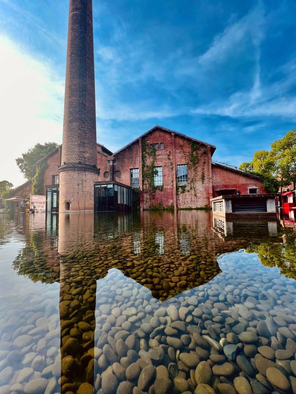 ↑景德鎮(zhèn)陶溪川文創(chuàng)街區(qū)一景（2023年5月15日攝）。