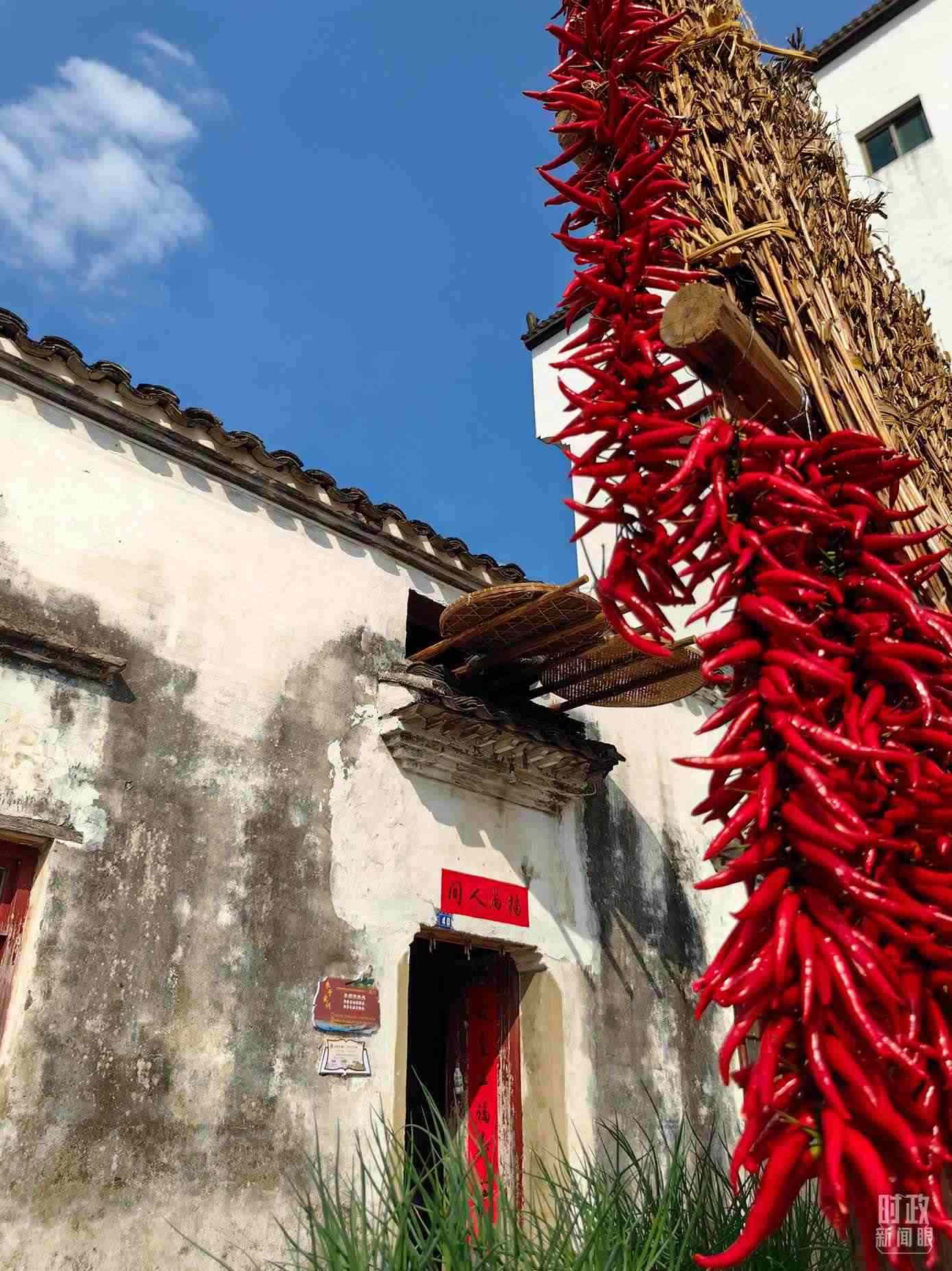 △石門村農(nóng)家晾曬的辣椒。（總臺央視記者段德文拍攝）