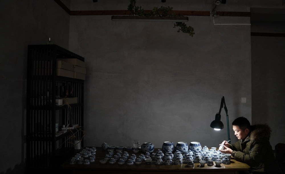 ↑ 2020年12月23日，手工陶瓷制作者在工作室檢測成品。