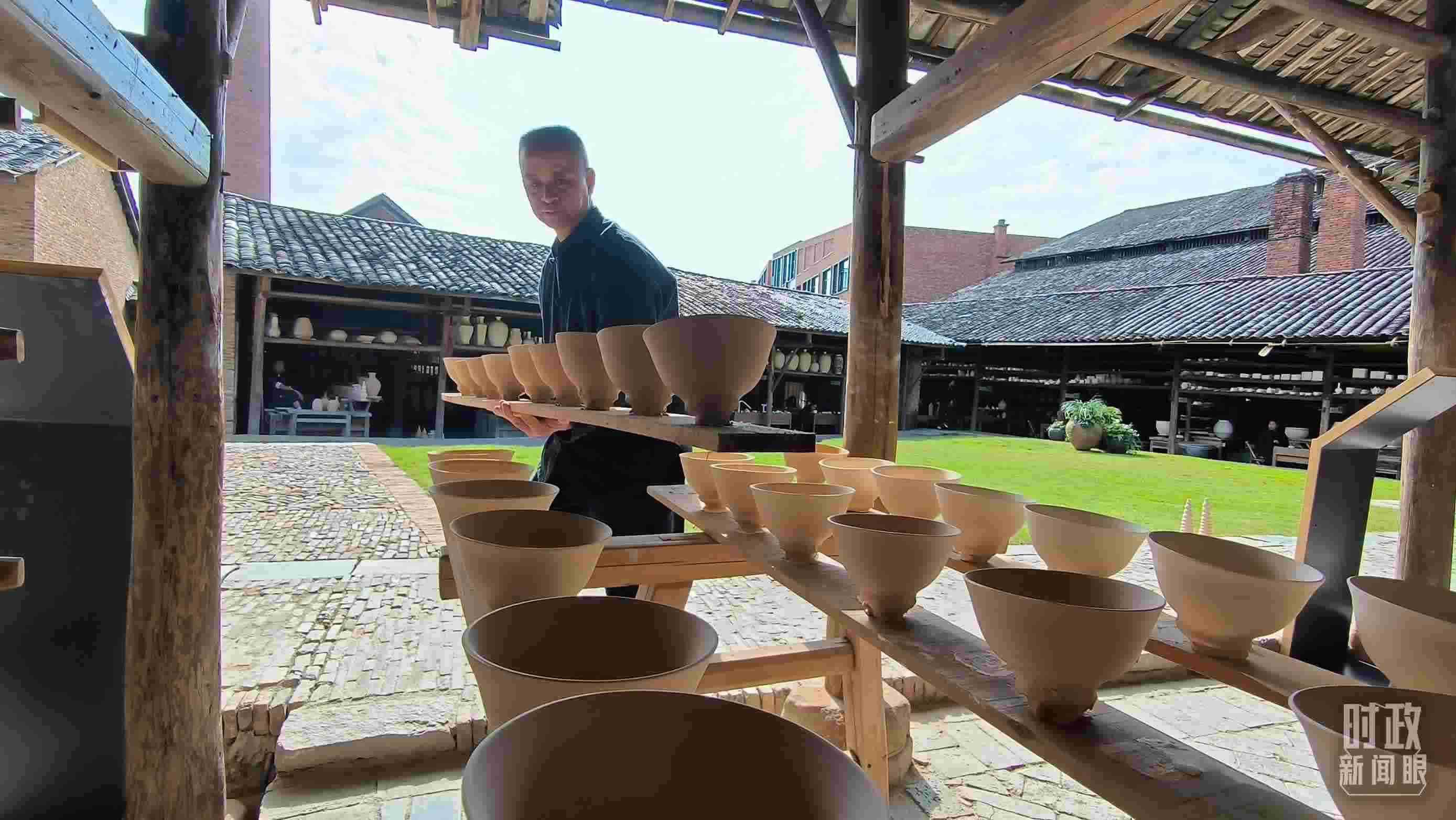 △匠人正在晾曬陶瓷制品。（總臺央視記者范凱拍攝）