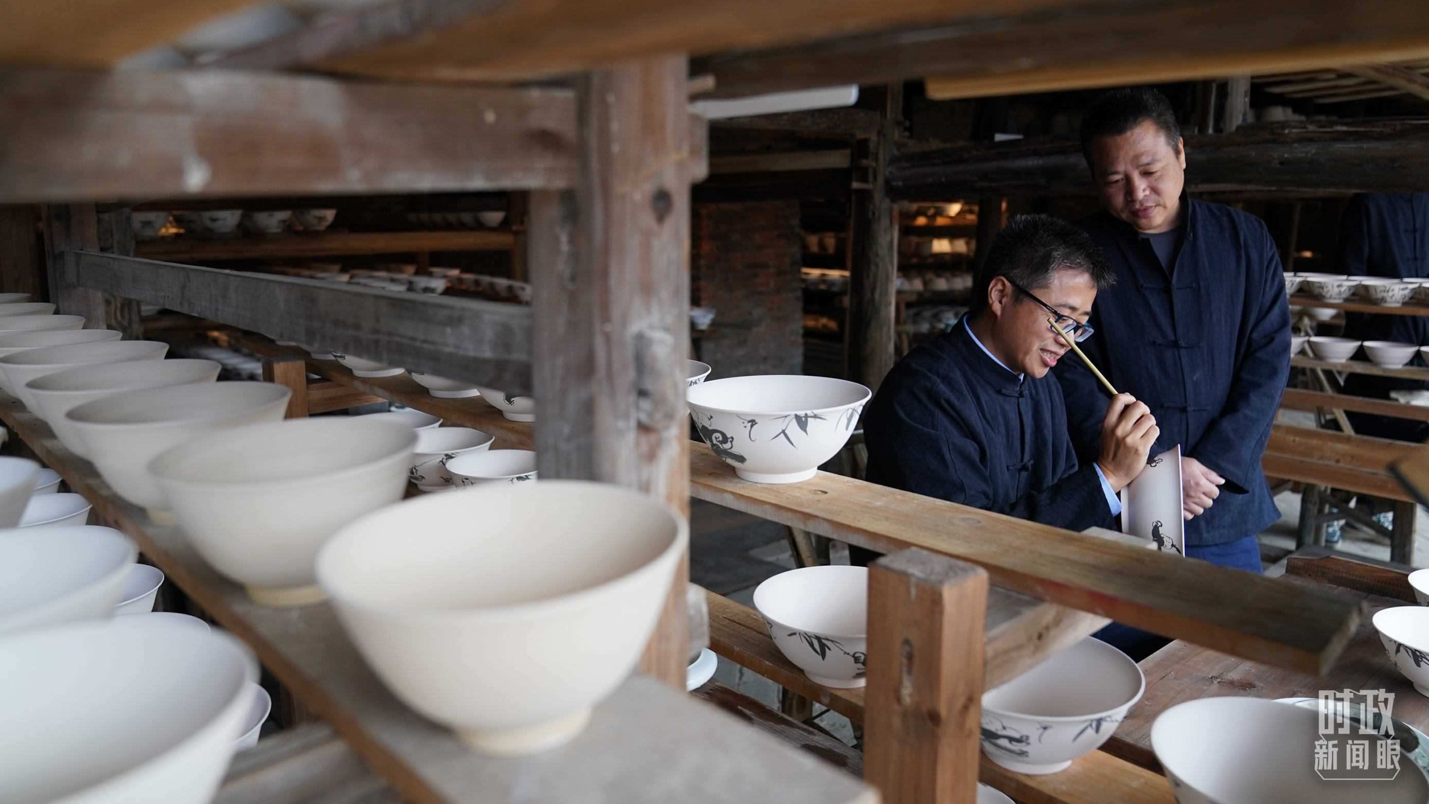△非遺傳承人正在繪制瓷器。（總臺國廣記者李晉拍攝）