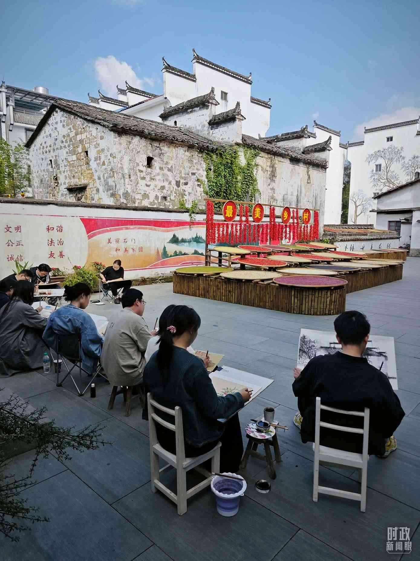 △來自中國美術(shù)學院的同學在石門村寫生。（總臺央視記者郁振一拍攝）