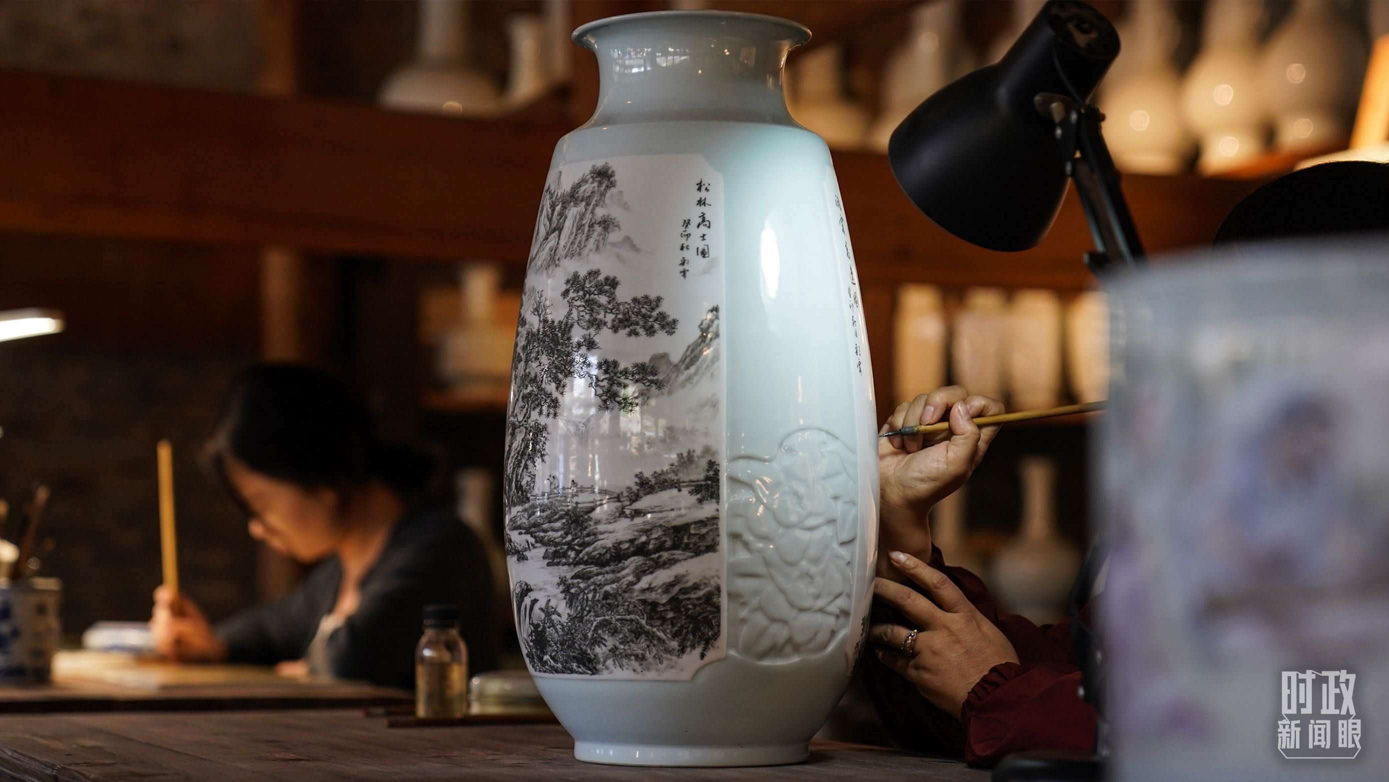 △陶瓷畫師正在繪制瓷器。（總臺國廣記者李晉拍攝）