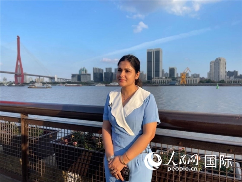孟加拉國(guó)Channel24電視頻道主持人伊斯拉特·阿敏在上海市楊浦濱江接受采訪。 人民網(wǎng)記者 張榮攝