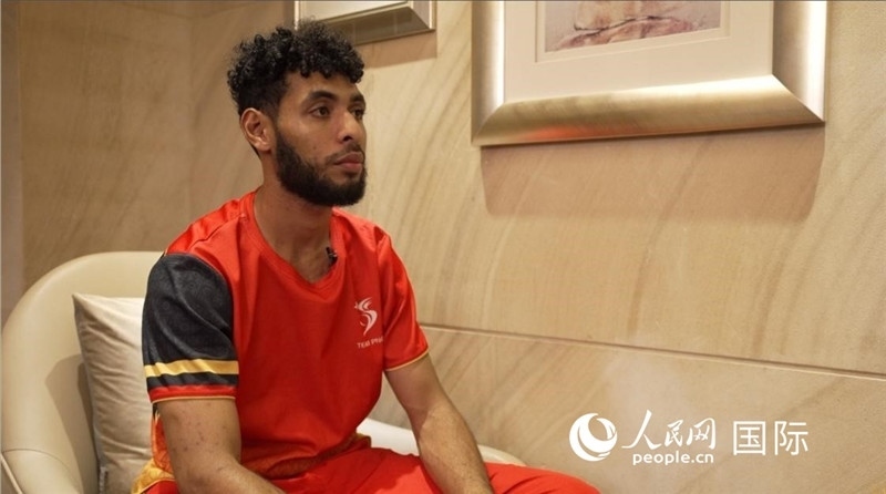 巴布亞新幾內(nèi)亞乒乓球國(guó)家隊(duì)隊(duì)員杰弗瑞·羅伊接受采訪。 人民網(wǎng) 彭昱凱攝