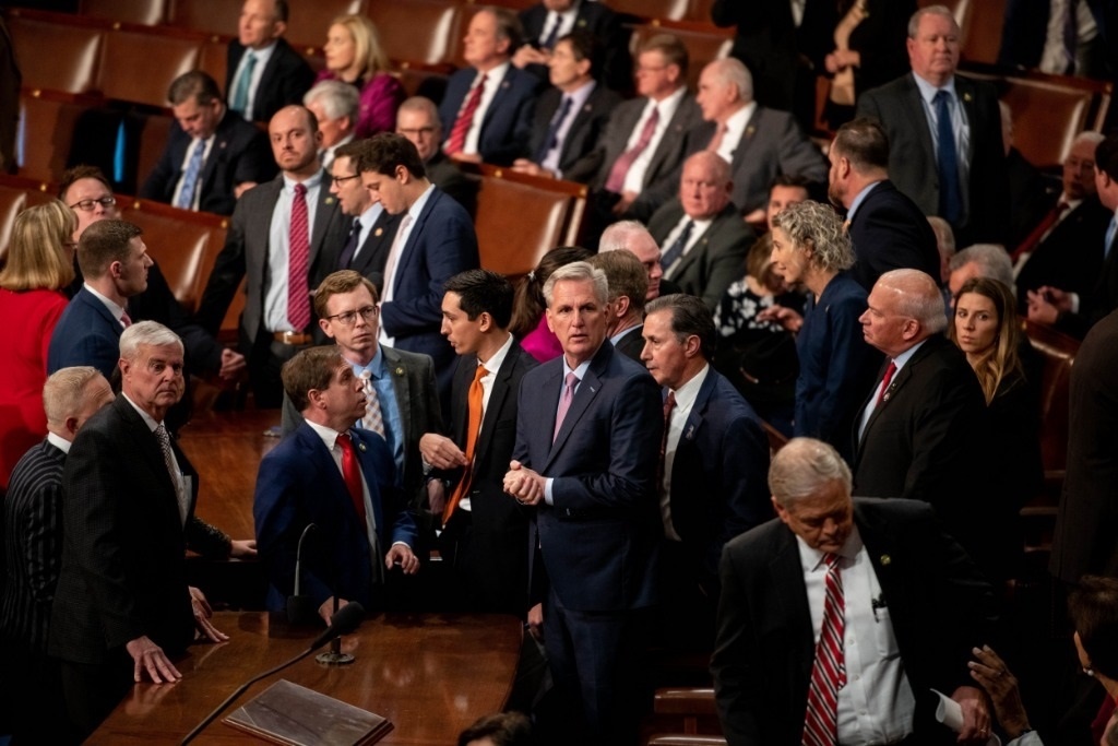 這是1月6日在美國華盛頓國會(huì)拍攝的凱文·麥卡錫（中）。新華社記者劉杰攝