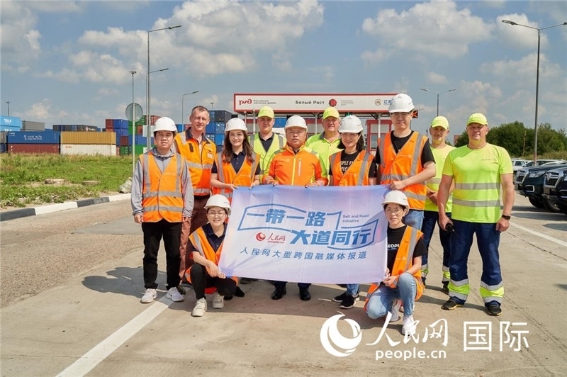 人民網(wǎng)記者在莫斯科別雷拉斯特物流中心采訪。