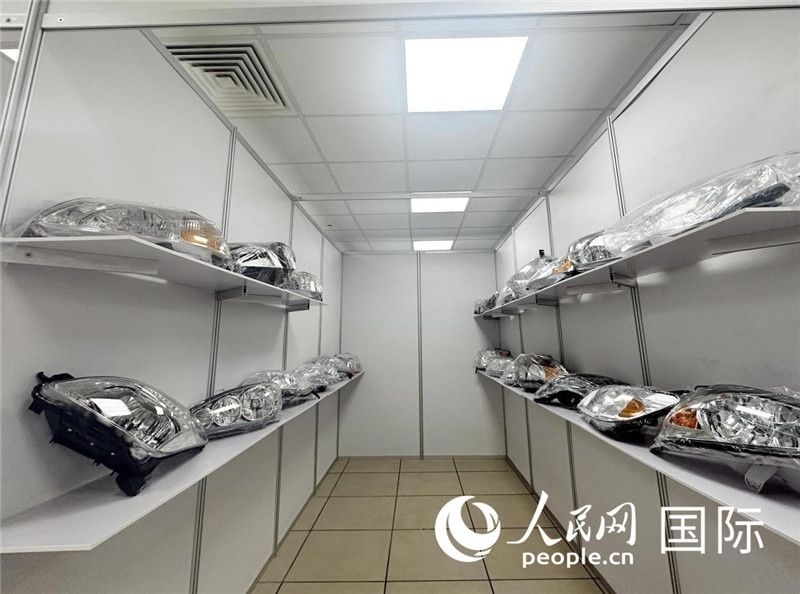 在位于莫斯科格林伍德國際貿(mào)易中心的浙江寧波優(yōu)質(zhì)商品展銷中心內(nèi)，展示著來自浙江寧波慈溪市的汽車配件樣品。人民網(wǎng)記者 申佳平攝