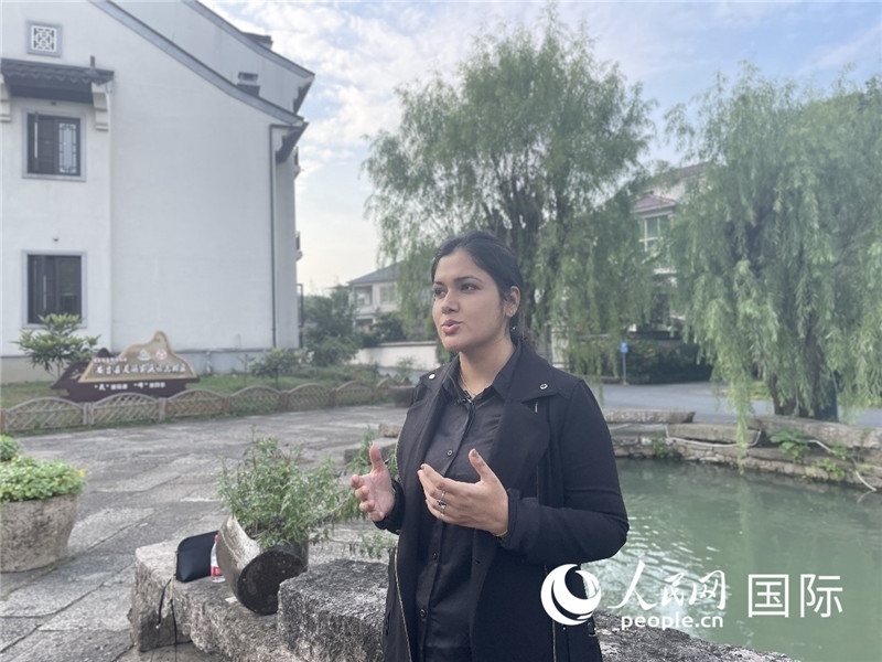 孟加拉國Channel 24電視頻道主持人伊斯拉特·阿敏在安吉接受記者采訪。人民網(wǎng)記者 張榮攝