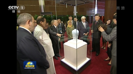 2019年5月15日，中外領(lǐng)導(dǎo)人共同參觀“大美亞細(xì)亞——亞洲文明展”。（視頻截圖）