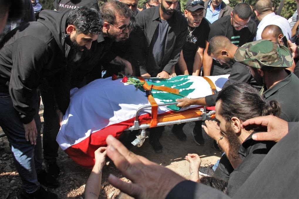 10月14日，黎巴嫩南部希亞姆鎮(zhèn)，黎巴嫩記者和民眾為在以色列轟炸中死亡的攝影記者伊薩姆·阿卜杜拉送葬。新華社發(fā)（塔希爾·阿布·哈姆丹攝）