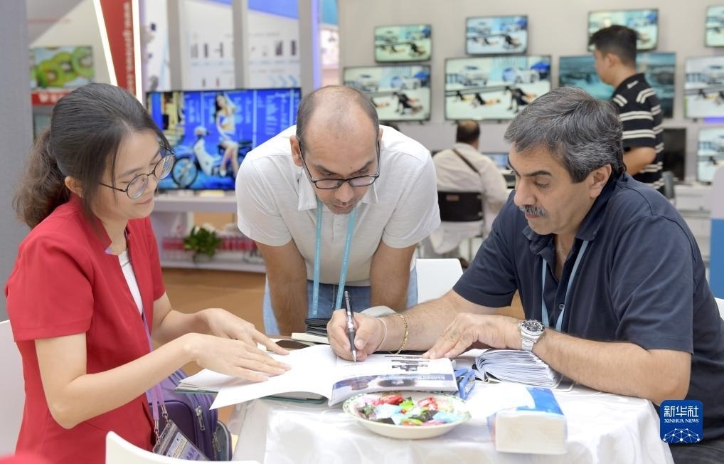 10月15日，客商在廣交會(huì)上洽談業(yè)務(wù)。新華社記者 盧漢欣 攝