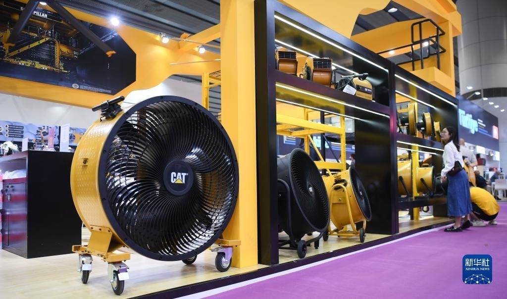 10月15日，參觀者在了解一家美國參展商的產(chǎn)品。新華社記者 鄧華 攝