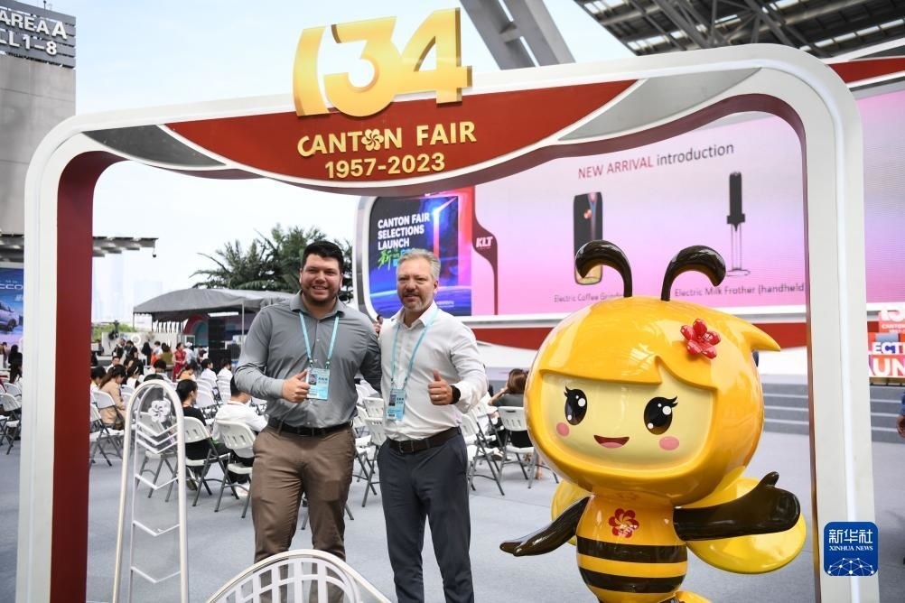 10月15日，來自巴西的采購商在廣交會(huì)上合影。新華社記者 鄧華 攝