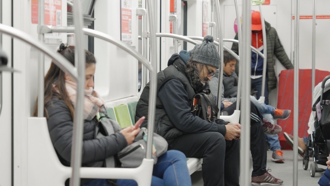 阿根廷布宜諾斯艾利斯市，乘客們乘坐A線地鐵從郊區(qū)前往市內(nèi)。人民網(wǎng)記者 張若涵攝