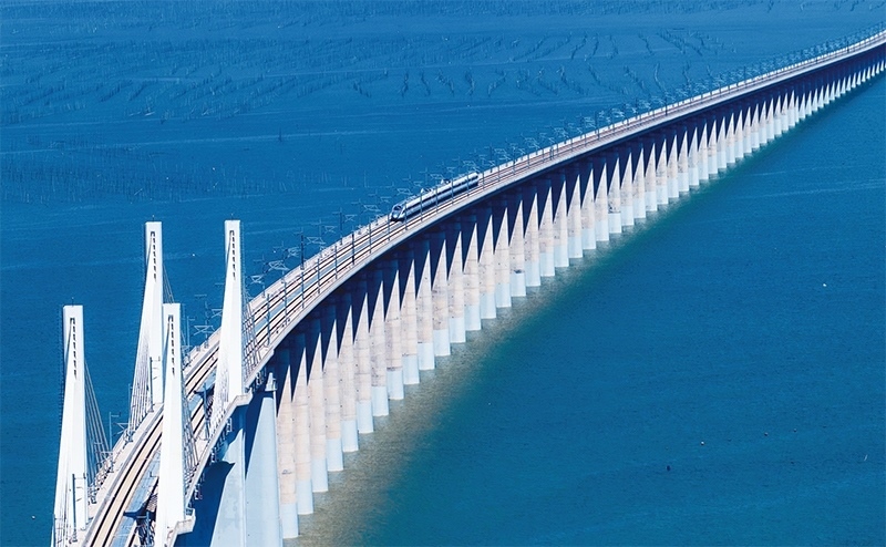2023年9月28日，中國首條時速350公里跨海高鐵——福廈高鐵正式開通運營。圖為一列運行試驗車組駛過福廈高鐵湄洲灣跨海大橋（9月19日攝，無人機照片）。 新華社記者 魏培全/攝