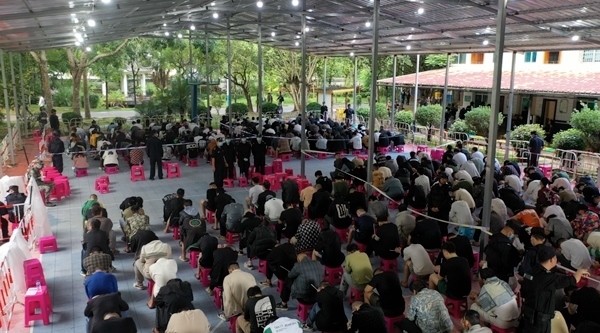 2349名電信網(wǎng)絡(luò)詐騙犯罪嫌疑人一次性移交我方。公安部供圖