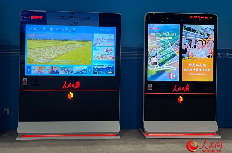 位于新聞中心的人民日報電子閱報欄。人民網(wǎng)記者 杜燕飛攝